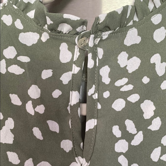 Green and White Spotted Ruffled Long Sleeve Blouse with Peter Pan Collar - Picture 4 of 5